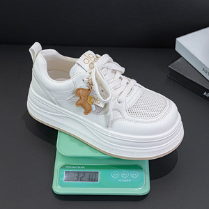 Nuevas Zapatillas Blancas Ligeras de Caña Baja 2026 con Cordones de Malla y Diseño Elevado - Product Image 3