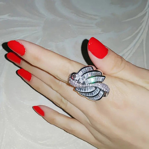 Anello con Design Artistico a Linee, Stile Unico per Donne - Product Image 6