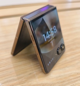 Smartphone pliable 5G Motorola Moto Razr 70 Ultra 2026, 165 Hz, Snapdragon 8 Elite, écran AMOLED 6,96'' 1,5K, batterie 5000 mAh, charge rapide 68 W - Product Image 3