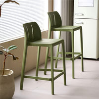 Tabouret de bar moderne et minimaliste en plastique avec configuration à pédale, empilable, chaises hautes épaissies pour restaurant, bar et usage extérieur