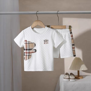 Ensemble d'été transfrontalier euro-américain pour enfants : T-shirt à manches courtes imprimé motif ourson et short ample à <span class=keywords><strong>carreaux</strong></span> pour garçons - Product Image 1
