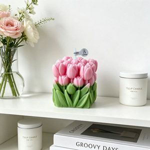 Bougie parfumée en forme de bouquet de tulipes avec base texturée en feuilles vertes et ornements floraux en cire simulant <span class=keywords><strong>le</strong></span> printemps - Product Image 1
