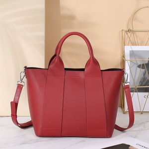 Sac à bandoulière et à porter en travers du corps pour femme en cuir véritable de haute qualité, design tendance, chaînes, sangle unique, résistant à l'eau, personnalisable - Product Image 1