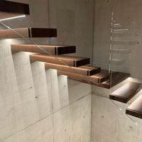 Escalier flottant droit sur mesure en acier au carbone et verre avec marches en bois et éclairage LED, style moderne pour villas