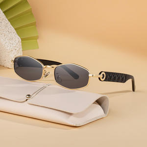 แว่นกันแดดกรอบเล็กทรงเหลี่ยมเก๋ไก๋สำหรับผู้หญิง UV400 ป้องกันแสงแดดคลาส 2 กรอบพลาสติกโลหะสีทองสีดำ - Product Image 3