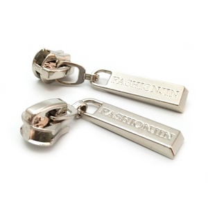 Tirette de fermeture éclair en métal gravée en 3D avec logo personnalisé, curseur à verrouillage automatique avec placage sans nickel - Product Image 4