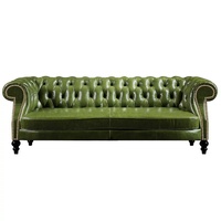 Canapé Chesterfield en cuir ciré vieilli de style vintage, idéal pour le salon d'une villa de style américain ou une salle de fumée.