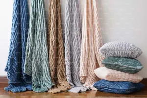 OEM individuelle 100 % Polyester weiche elastische stretch gesteppt Flanell Fleece Überwurf Decke für Sofa