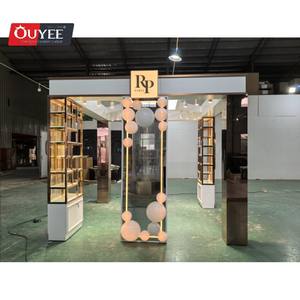 Conception de kiosque d'exposition de centre commercial 3D Kiosque de beauté au détail Étagère de présentation cosmétique à thème <span class=keywords><strong>rose</strong></span> Kiosque de centre commercial de parfum de luxe - Product Image 2