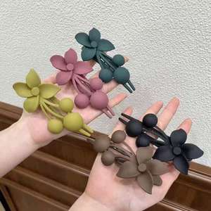 Elegante estilo europeo de color sólido accesorios para el cabello para las mujeres al por mayor de plástico esmerilado flor pinza de pelo - Product Image 1
