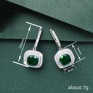 Pendientes de Lujo de Oro Blanco con Esmeraldas y Diamantes, Corte Cojín, Color D, Naturales, Certificados por GIA, Joyería para Mujer, para Boda - Product Image 6
