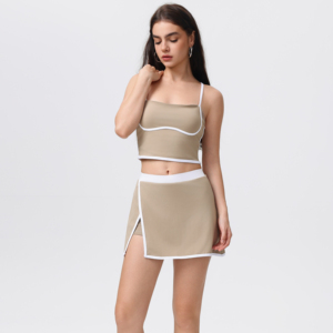 Survêtement rayé avec bretelles et blocs de couleurs, doté d'une mini-jupe confortable et ajustée. - Product Image 1