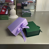 Boîte cadeau en carton rigide magnétique avec logo personnalisé, laminage mat, gaufrage, doublure en éponge, fermeture à ruban