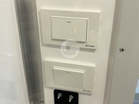 Toilettes mobiles écologiques haut de gamme à quatre compartiments en tôle galvanisée avec lavabo pour appartements extérieurs