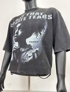 TOPSHOW Produttore di T-Shirt, T-Shirt Nera Crop di Alta Qualità con Effetto Acid Wash per Uomo, Spalle Scese, T-Shirt in Cotone con Grafica Effetto Vissuto - Product Image 2