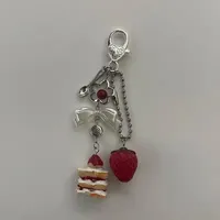Porte-clés en alliage de zinc fait main, motif gâteau aux fraises, breloque alimentaire, bijou pour femme, accessoire de sac, vêtements, voiture, cadeau pour filles