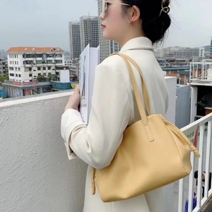 กระเป๋าถือหนังแท้คุณภาพดีที่สุดสำหรับผู้หญิง ดีไซน์สะพายไหล่หรือคล้องมือ พร้อมโลโก้สั่งทำได้ ใช้ได้ทุกฤดูกาล - Product Image 6