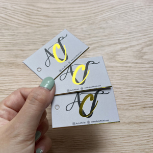 Étiquettes suspendues grises personnalisées avec estampage à chaud doré - Étiquettes de vêtements de marque pour vêtements et accessoires avec logo de la marque - Product Image 1