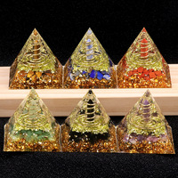 Pyramide d'énergie en pierre naturelle scellée de résine de style mixte avec intérieur en feuille d'or pour cadeau spirituel et décoration de salle de yoga