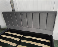 Lit moderne capitonné en velours avec coffre de rangement, disponible en tailles double, queen et king