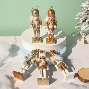 Phong cách Châu Âu vẽ tay thân thiện với môi trường bóng loáng <span class=keywords><strong>nutcracker</strong></span> con rối bằng gỗ dễ thương Cây giáng sinh Mặt dây chuyền trang trí nhà - Product Image 4