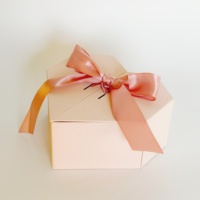 Maßgefertigte Umweltfreundliche Luxus-Strawberry-Pralinen in Herzform, Hochwertige Geschenkbox aus Kunstpapier mit UV-Beschichtung