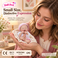 Maßgefertigte 6 Zoll Silikon Reborn Baby Puppe mit Weinendem Gesicht, Rosa Mütze, Weißes Oberteil, Lebensecht Handbemalt, Thanksgiving-Geschenk für Kinder