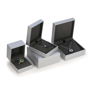 Boîte à <span class=keywords><strong>bijoux</strong></span> de luxe en <span class=keywords><strong>argent</strong></span> avec logo personnalisé Emballage de protection élégant pour colliers Bagues Boîte cadeau de qualité supérieure pour marques - Product Image 2
