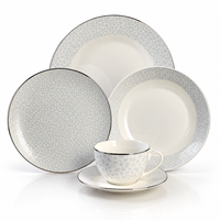 Service de table en porcelaine fine OEM de luxe, gaufré, avec bordure dorée, vaisselle en céramique personnalisée pour hôtels et restaurants