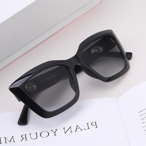 Gafas de Sol Personalizadas para Mujer 8674A, Lentes de PC con Protección UV400, Estilo Instagram, Montura Pequeña, Diseño Europeo Americano - Product Image 5