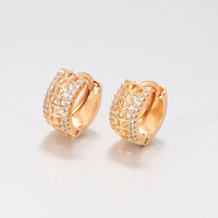 Vente en gros d'usine : Boucles d'oreilles clips hypoallergéniques, larges, en filigrane floral, entièrement pavées de zircon, finition or brillant, pour banquets et usage quotidien