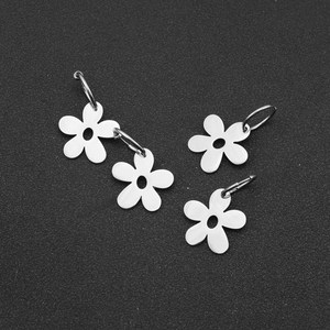 Pendientes de Plata con Diseño Personalizado de Flor Pequeña, Pendientes Colgantes de Acero Inoxidable para Mujer, Joyería de Moda al por Mayor - Product Image 4