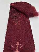 Tissu en maille de cristal avec fleurs en chiffon 3D rouge luxueux et lourd pour robe de couture de réception de mariage