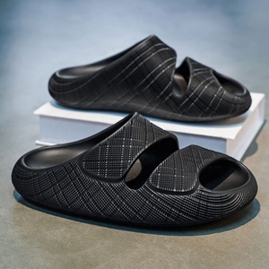 Claquettes noires en PU à semelle ouverte, semelle extérieure en caoutchouc antidérapante, pantoufles d'intérieur toutes saisons décontractées pour hommes avec décoration à rayures - Product Image 3