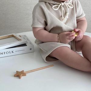 Conjuntos de Ropa para Bebés de Alta Calidad, Camiseta Elástica Tipo Waffle para Niños Pequeños, Conjunto de Pantalones Cortos con Estampado y Gorro con Bolsillo - Product Image 5