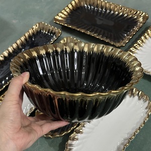 Assiettes à dîner de 8 pouces, <span class=keywords><strong>porcelaine</strong></span> <span class=keywords><strong>noire</strong></span> avec garniture en or, assiettes en céramique dorée, idéales pour les desserts et les apéritifs. - Product Image 5