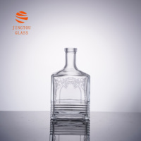 Bouteille en verre de 700 ml pour vin rouge ou brandy, bouteille en verre carrée sculptée avec des raisins gravés, personnalisable avec le logo de la marque