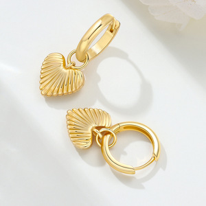 Nouvelles boucles d'oreilles minimalistes en laiton blanc avec motif cœur doré, élégantes boucles d'oreilles pour femmes. - Product Image 4