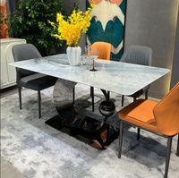 Table à manger rectangulaire en marbre moderne et contemporaine de luxe italienne, base en acier inoxydable brossé doré, écologique, durable, 4 à 8 personnes