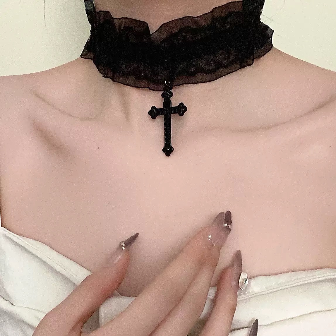 Croix en dentelle noire