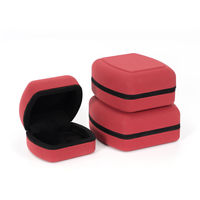 Boîte à bijoux rectangulaire moderne en cuir PU rouge de qualité supérieure avec base en fer, étui de rangement et de présentation pour bagues, pendentifs, bracelets et longues chaînes