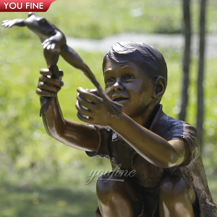 Nuevo diseño de tamaño real niño travieso con escultura de bronce de rana