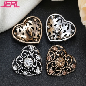 Cổ Điển Hình Trái Tim Hollow out Kim Cương Kim Loại Nút Đa Năng Ăn Mặc Trang Trí Nút May Phụ Kiện Cho Quần Áo - Product Image 1