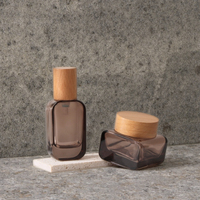 Flacon pompe carré en verre écologique avec couvercle en bambou, personnalisable, finition givrée électroplaquée, pour sérum de soin, 30ml 50ml 100ml 120ml
