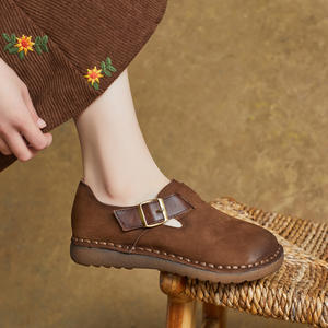 Zapatos de mujer de piel hechos a mano con punta redonda, estilo retro, de boca baja, tacón plano y suela suave, novedad de primavera. - Product Image 4