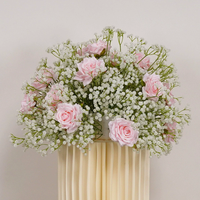 Décoration de mariage, grande boule de fleurs blanches en roses et gypsophile, centre de table pour événements et fêtes de mariage