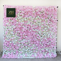 Arrangement floral mural fait main bleu, jaune, blanc, rose et feuilles vertes pour la décoration d'hôtels et de mariages