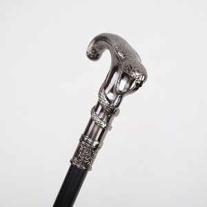 Cuchillo curvo Cobra con mango esculpido con delicadas escamas, cabeza de serpiente en el mango, estética retro oscura y misteriosa. - Product Image 3
