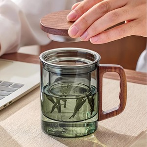 Tasse à thé portable en verre borosilicate résistant aux hautes températures avec couvercle, infuseur et poignée en bois - Product Image 2