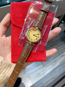 นาฬิกาจักรกลอัตโนมัติที่ทันสมัยและหรูหรา หน้าปัดสีเบจ สายหนังวัวลายจระเข้ ประดับด้วยสปิเนลสังเคราะห์สีน้ำเงิน - Product Image 6